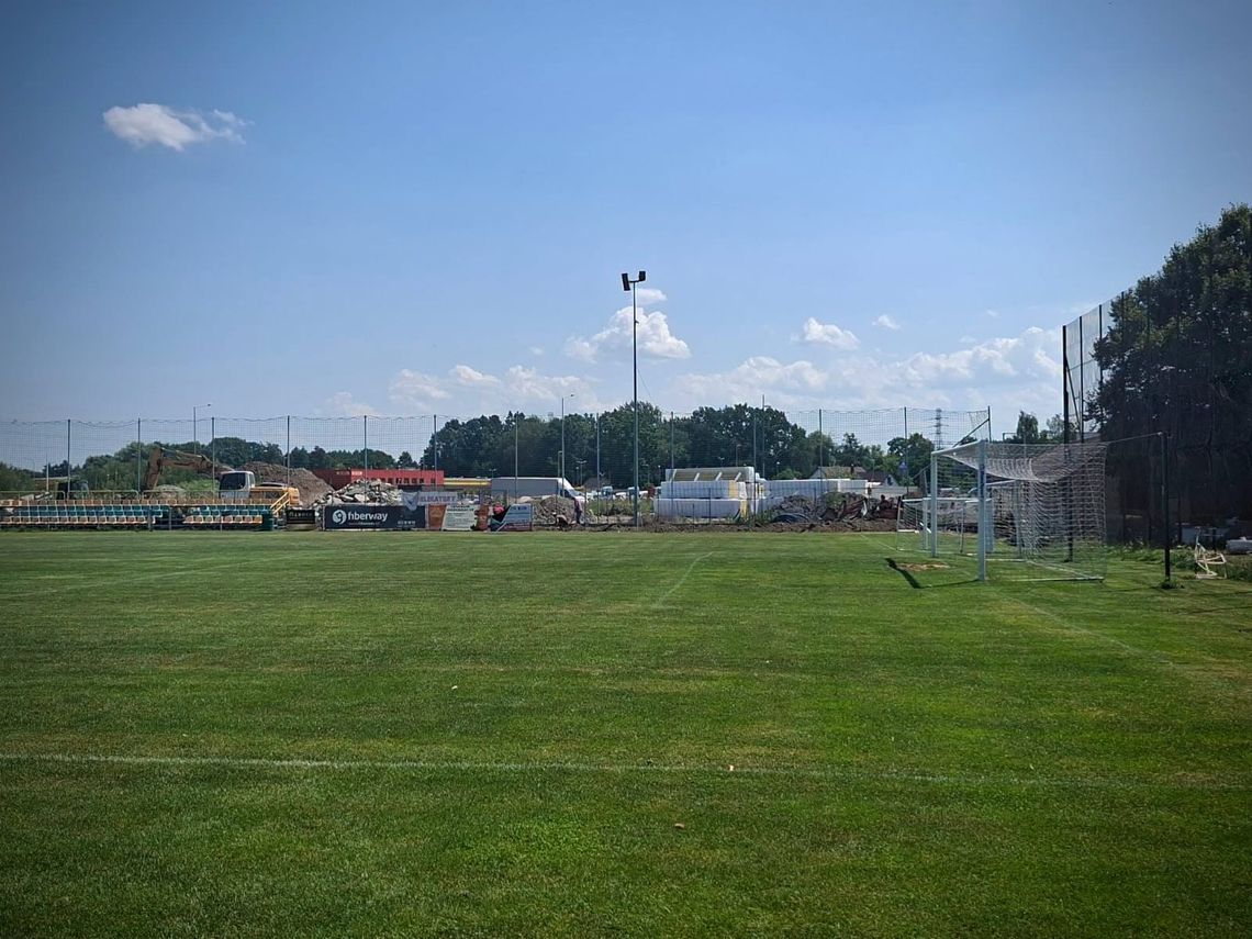 Ruszają prace przy stadionie Piłkarza Podłęże. Powstanie nowe dojście do trybun