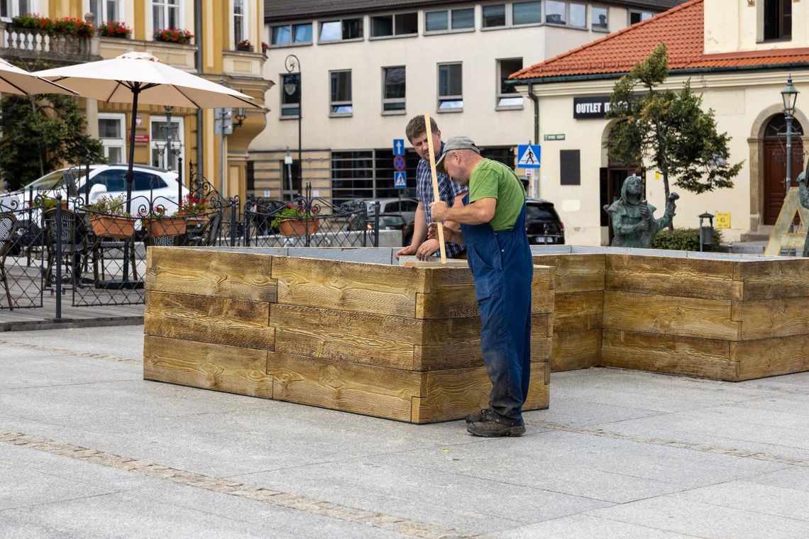 Rynek Górny w Wieliczce ma przestać być „betonozą”. Ruszają pierwsze zmiany Rynek Górny w Wieliczce ma przestać być „betonozą”. Ruszają pierwsze zmiany