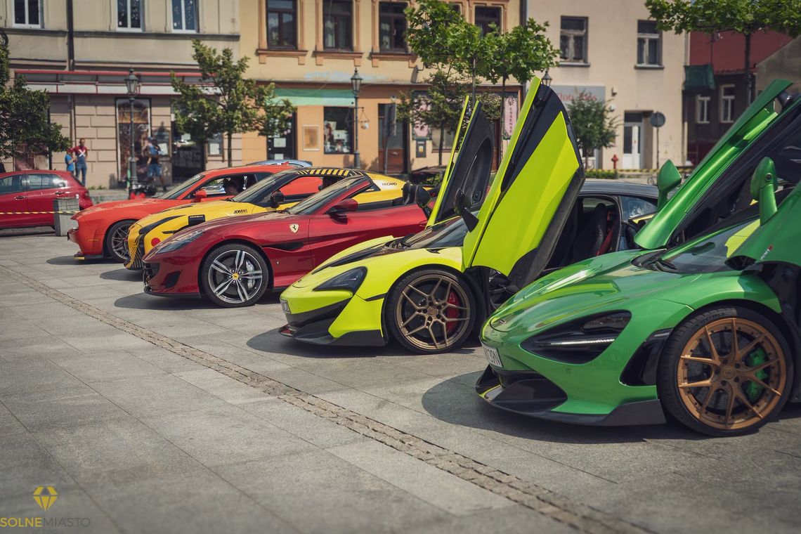 Samochody sportowe na Rynku Górnym w Wieliczce. Przejazdy Ferrari, Lamborghini i McLarenem pomagały w zakupie karetki dla dzieci Samochody sportowe na Rynku Górnym w Wieliczce. Przejazdy Ferrari, Lamborghini i McLarenem pomagały w zakupie karetki dla dzieci