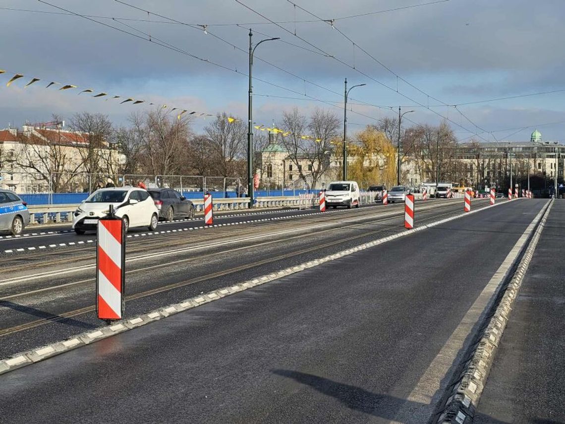 Samochody wróciły na most Grunwaldzki w Krakowie, dwa tygodnie przed terminem