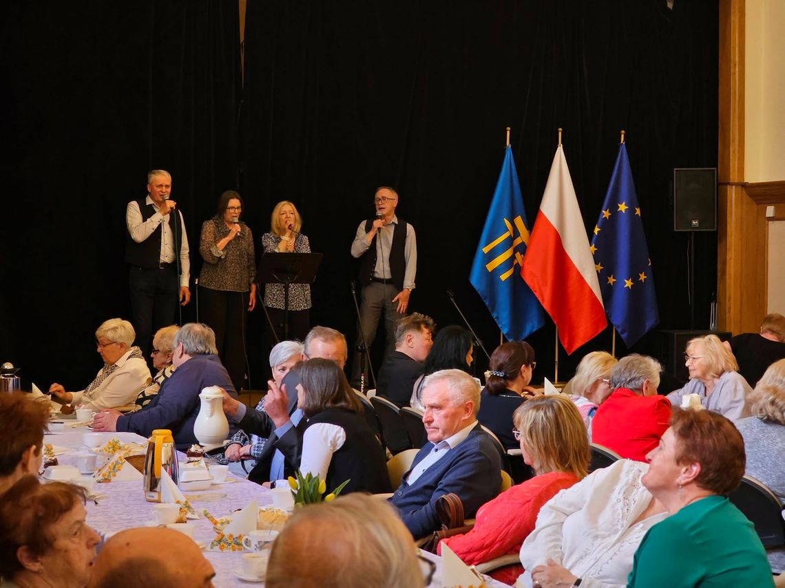 Seniorzy ze Związku Emerytów i Rencistów z Wieliczki spotkali się w Magistracie – integracja, muzyka i wyjątkowa atmosfera po świętach