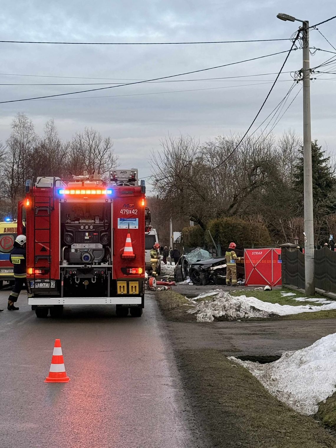 Śmiertelny wypadek w powiecie myślenickim. Pasażerka w ciężkim stanie Śmiertelny wypadek w powiecie myślenickim. Pasażerka w ciężkim stanie