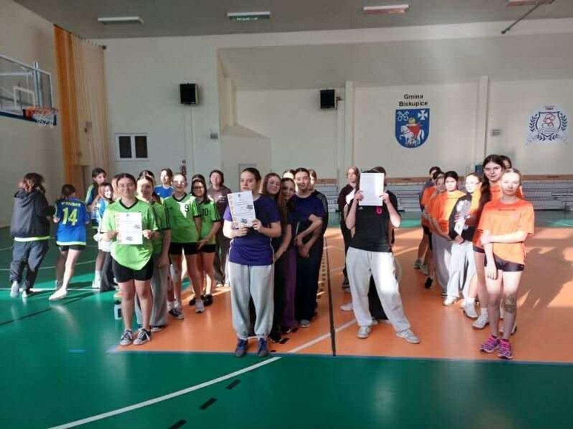 Sportowe emocje w Gminie Biskupice – koszykówka dziewcząt i chłopców