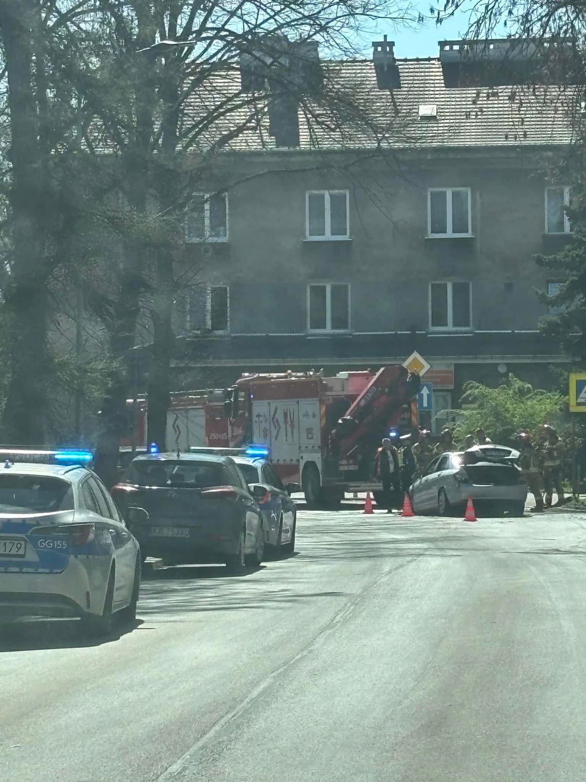 Szaleńczy rajd po Nowej Hucie. Samochód stanął w płomieniach, kierowca zatrzymany Szaleńczy rajd po Nowej Hucie. Samochód stanął w płomieniach, kierowca zatrzymany