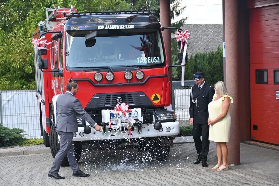 „Tadeusz” oficjalnie przekazany strażakom z OSP Jaśkowice. Nowy wóz kosztował ponad milion złotych „Tadeusz” oficjalnie przekazany strażakom z OSP Jaśkowice. Nowy wóz kosztował ponad milion złotych