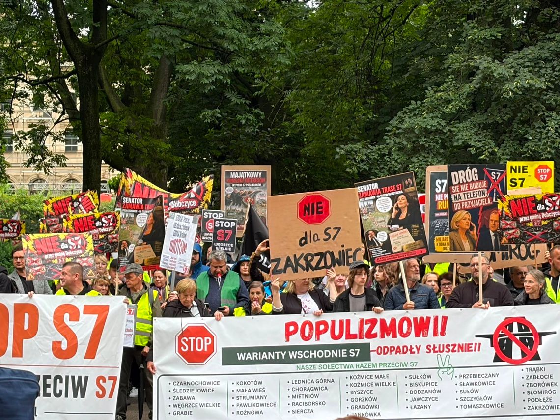 „Tak dla S7, ale nie przez nasze gminy”. Mieszkańcy Wieliczki i Niepołomic protestowali dziś w Krakowie „Tak dla S7, ale nie przez nasze gminy”. Mieszkańcy Wieliczki i Niepołomic protestowali dziś w Krakowie