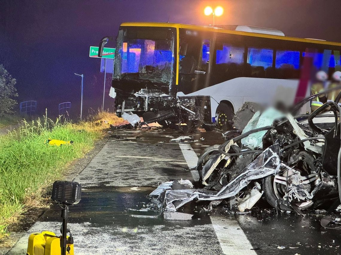 Tragiczna noc pod Krakowem. Samochód osobowy zderzył się z autobusem. Jedna osoba nie żyje