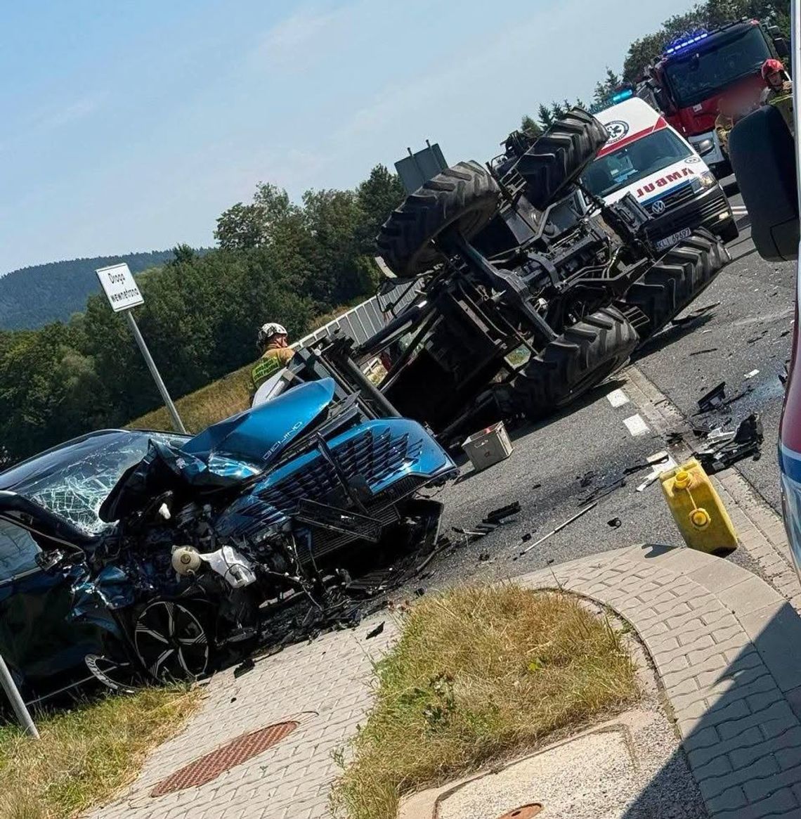 Tragiczny finał wypadku na DK28. Nie żyje 18-letni traktorzysta Tragiczny finał wypadku na DK28. Nie żyje 18-letni traktorzysta