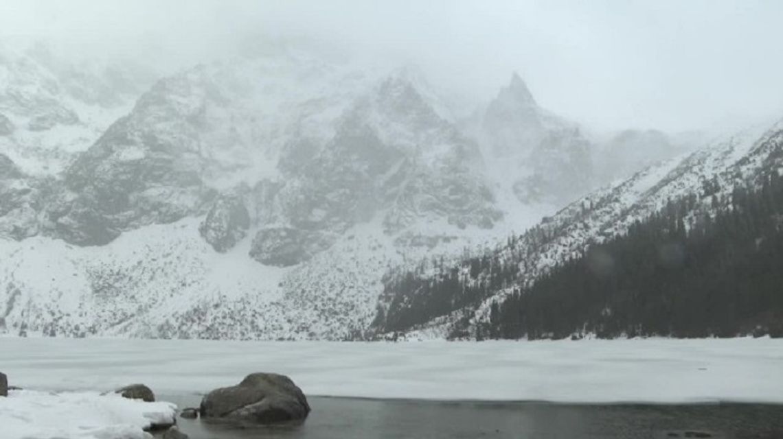 Trudne warunki w górach. Topnieje śnieg i rozmarzają jeziora, ratownicy apelują o ostrożność