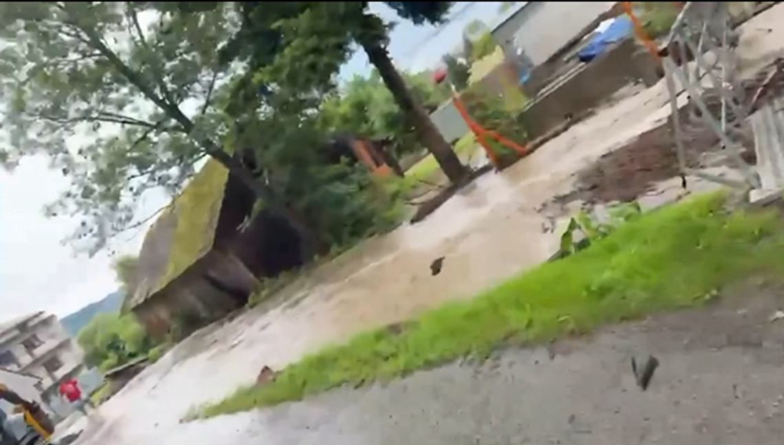 Trudny poranek w powiecie myślenickim. Strażacy usuwają skutki intensywnych opadów i burz Trudny poranek w powiecie myślenickim. Strażacy usuwają skutki intensywnych opadów i burz
