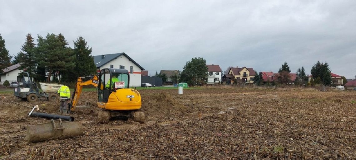 Gdów. Trwają prace przy budowie nowej drogi łączącej Szkołę Podstawową i Przedszkole z ul. Łapanowską