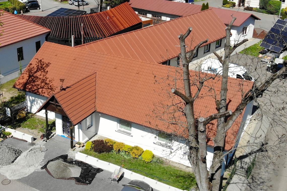 Trwają prace przy elewacji budynku PTG Sokół w Niepołomicach