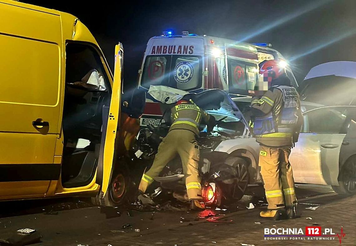 Trzy osoby poszkodowane w karambolu w powiecie bocheńskim. Zderzenie motocykla, osobówki i dostawczaka. Lądował śmigłowiec LPR Trzy osoby poszkodowane w karambolu w powiecie bocheńskim. Zderzenie motocykla, osobówki i dostawczaka. Lądował śmigłowiec LPR