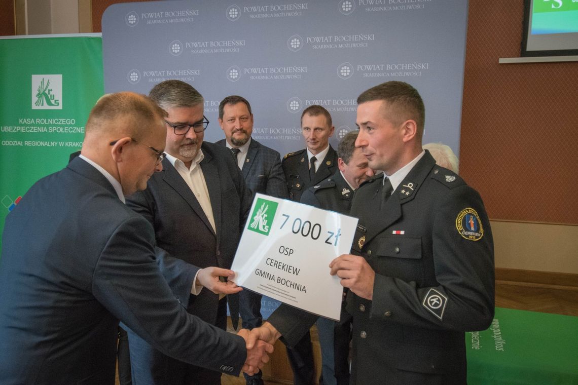 Uroczyste wręczenie voucherów dla jednostek OSP z Powiatu Bocheńskiego Uroczyste wręczenie voucherów dla jednostek OSP z Powiatu Bocheńskiego