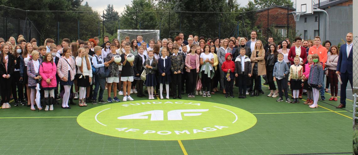 Uroczystość z okazji otwarcia boiska wielofunkcyjnego przy szkole w Sierczy od Fundacji 4F Pomaga