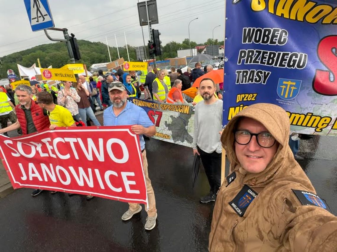 W deszczu protestowali przeciwko S7. Wieliczka mówi „nie” trasie przez gminę
