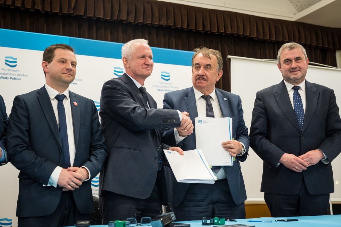 W Łapanowie podpisano umowę na modernizacje wałów przeciwpowodziowych W Łapanowie podpisano umowę na modernizacje wałów przeciwpowodziowych