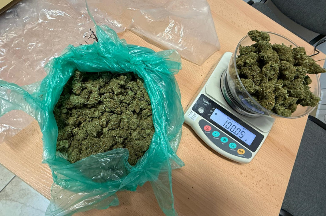 W trakcie ucieczki przed policjantami próbowali pozbyć się narkotyków, wyrzucając je z auta W trakcie ucieczki przed policjantami próbowali pozbyć się narkotyków, wyrzucając je z auta