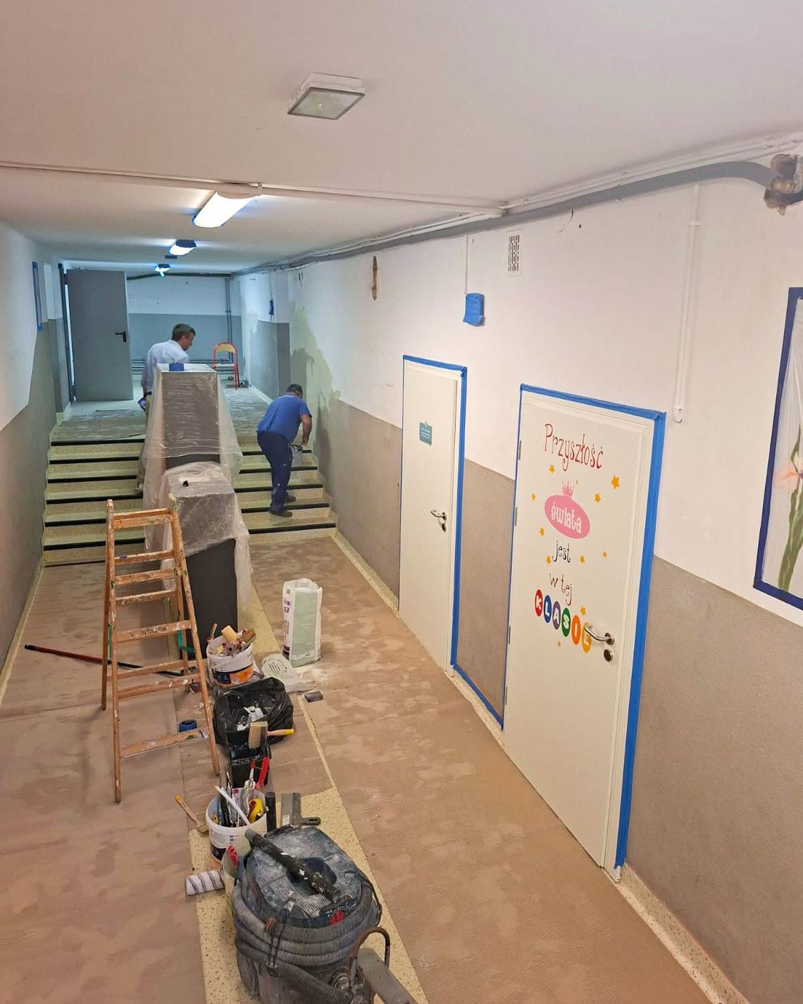 Wakacyjne remonty w szkołach gminy Niepołomice. Prace trwają m.in. w Suchorabie Wakacyjne remonty w szkołach gminy Niepołomice. Prace trwają m.in. w Suchorabie