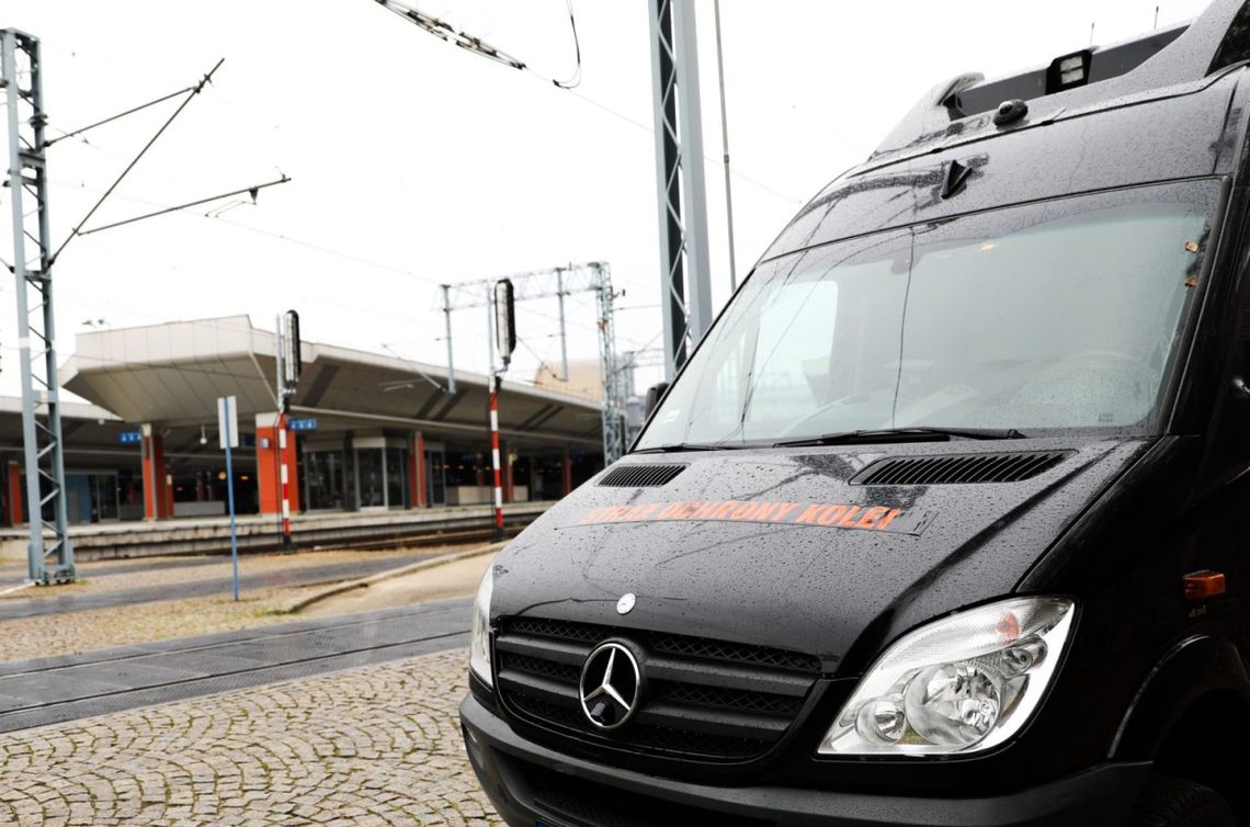 Wandal stłukł szklany ekran akustyczny na peronie. Straty liczone w tysiącach złotych