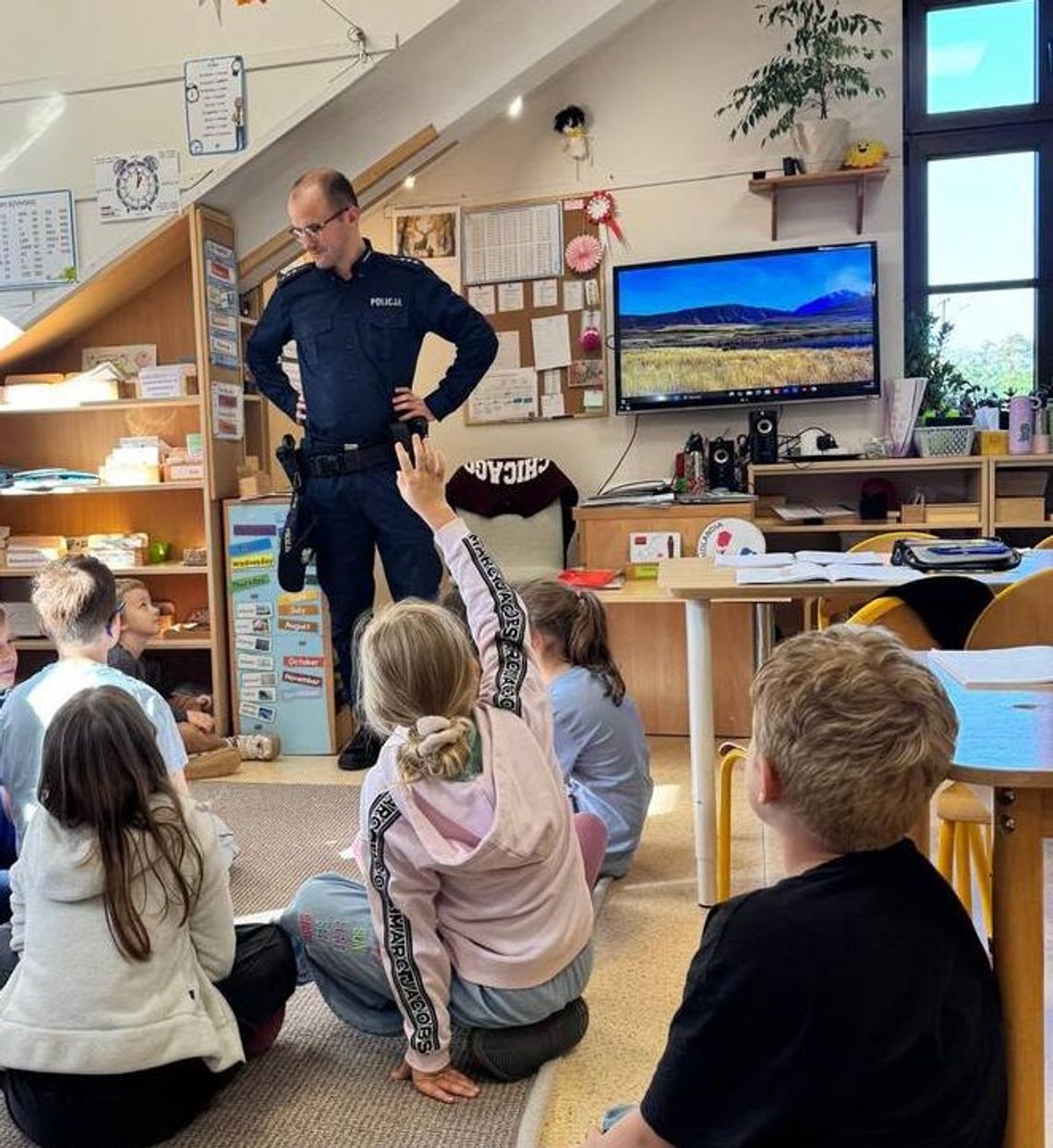 Wieliccy policjanci rozmawiali z uczniami Montessori o bezpieczeństwie i przeciwdziałaniu przemocy rówieśniczej Wieliccy policjanci rozmawiali z uczniami Montessori o bezpieczeństwie i przeciwdziałaniu przemocy rówieśniczej