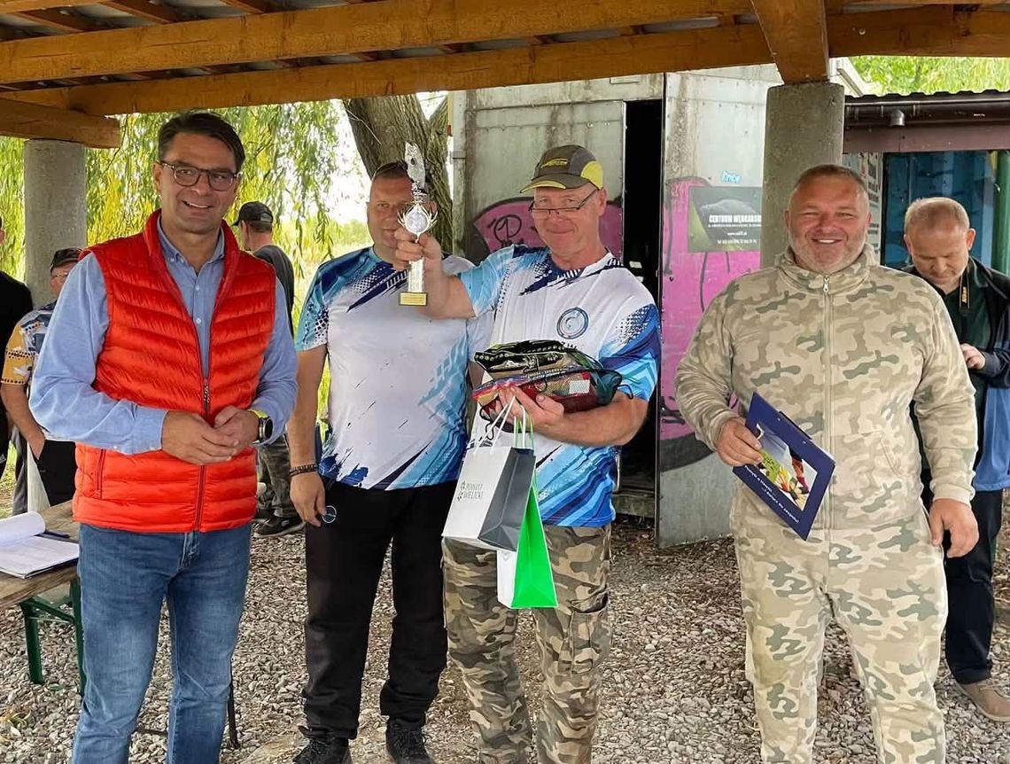 Wielickie Święto Ryby nad zbiornikiem Brzegi. 75 wędkarzy walczyło o puchary, a na zakończenie do wody trafiły nowe ryby