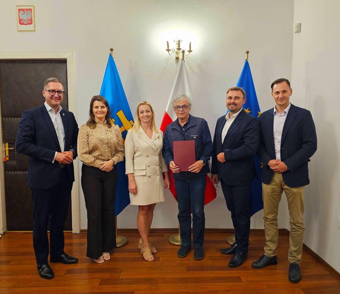 Wieliczka. Dach hali przy Szkole Podstawowej nr 3 przejdzie kompleksową modernizację. Umowa podpisana Wieliczka. Dach hali przy Szkole Podstawowej nr 3 przejdzie kompleksową modernizację. Umowa podpisana