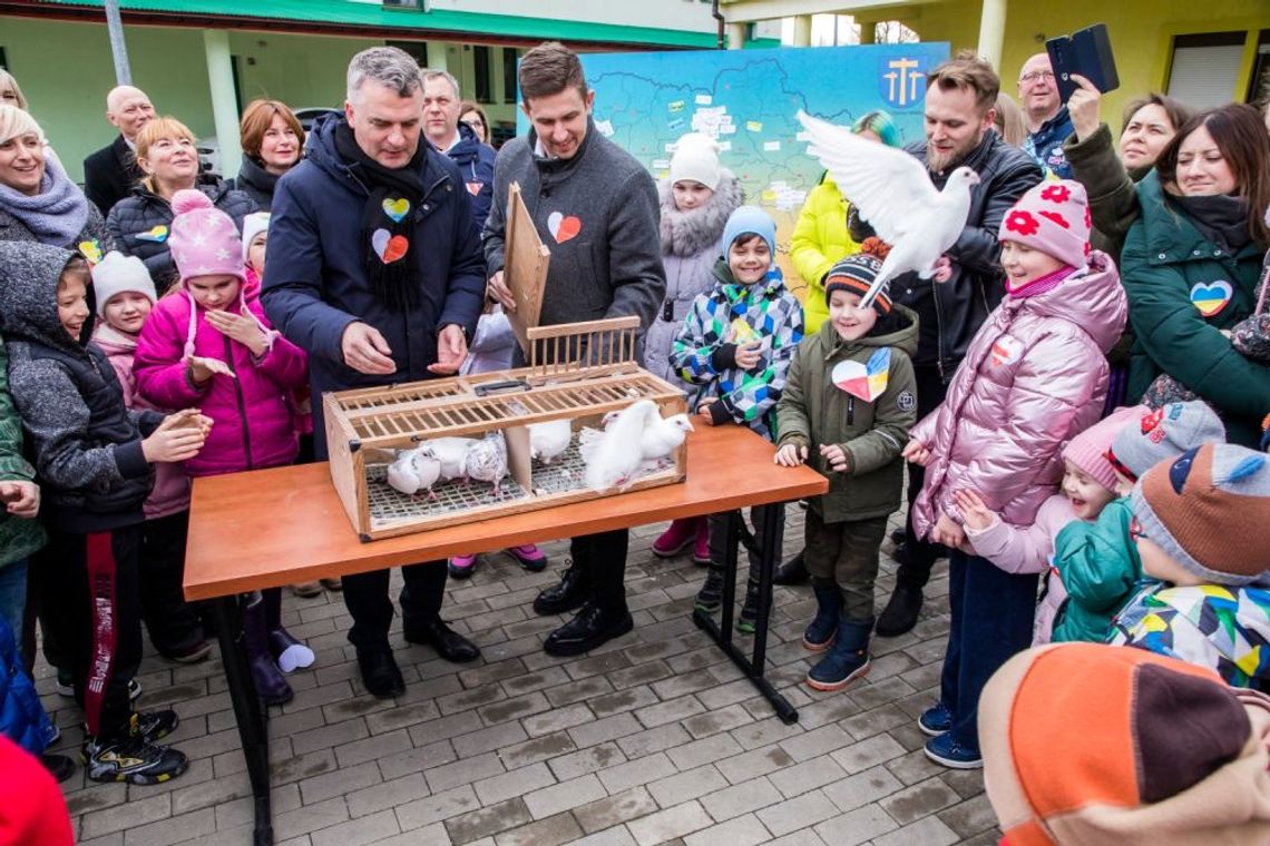 Wieliczka. Dzieci wypuściły "GOŁĘBIE POKOJU"