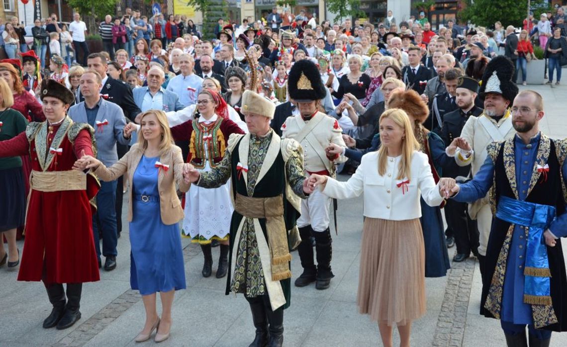 Wieliczka. Międzypokoleniowy polonez na ponad sto par