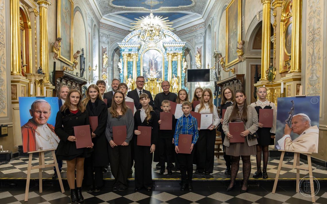 Wieliczka nagrodziła najzdolniejszych uczniów! Stypendia im. Jana Pawła II i prestiżowe wyróżnienia dla młodych talentów Wieliczka nagrodziła najzdolniejszych uczniów! Stypendia im. Jana Pawła II i prestiżowe wyróżnienia dla młodych talentów