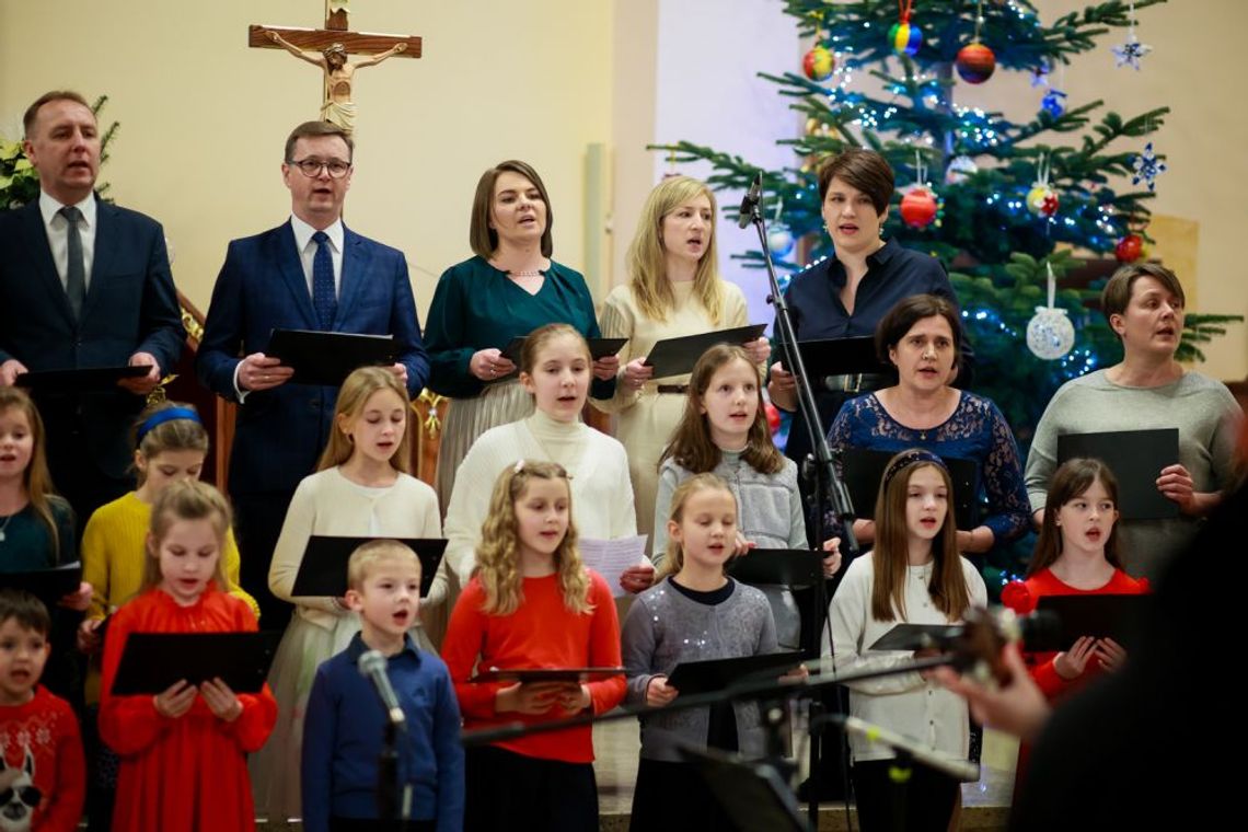 Wieliczka. Niedzielne kolędowanie Scholi Hosanna w parafii Strumiany