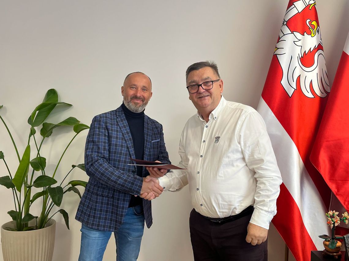 Wielomilionowa inwestycja sportowa w Gdowie. Wójt podpisał umowę na ponad 7 mln zł Wielomilionowa inwestycja sportowa w Gdowie. Wójt podpisał umowę na ponad 7 mln zł