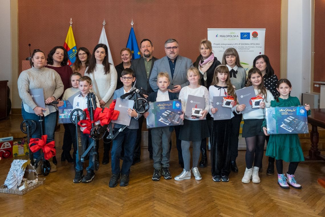 Wręczono nagrody w konkursie „Moje papierowe ozdoby świąteczne z makulatury – Eko Święta z #ekopowiatem bocheńskim”