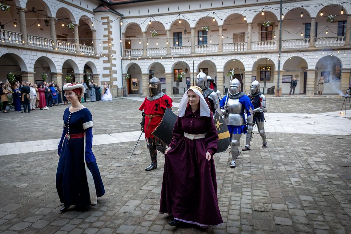 Wyjątkowy bal charytatywny na Zamku Królewskim w Niepołomicach. Samorządowcy oraz goście wsparli inicjatywę na rzecz dzieci z niepełnosprawnościami Wyjątkowy bal charytatywny na Zamku Królewskim w Niepołomicach. Samorządowcy oraz goście wsparli inicjatywę na rzecz dzieci z niepełnosprawnościami