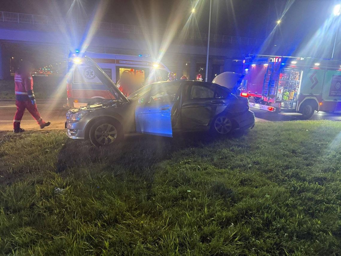 Wypadek drogowy w Krakowie. Trzy osoby poszkodowane, lądował śmigłowiec LPR Wypadek drogowy w Krakowie. Trzy osoby poszkodowane, lądował śmigłowiec LPR