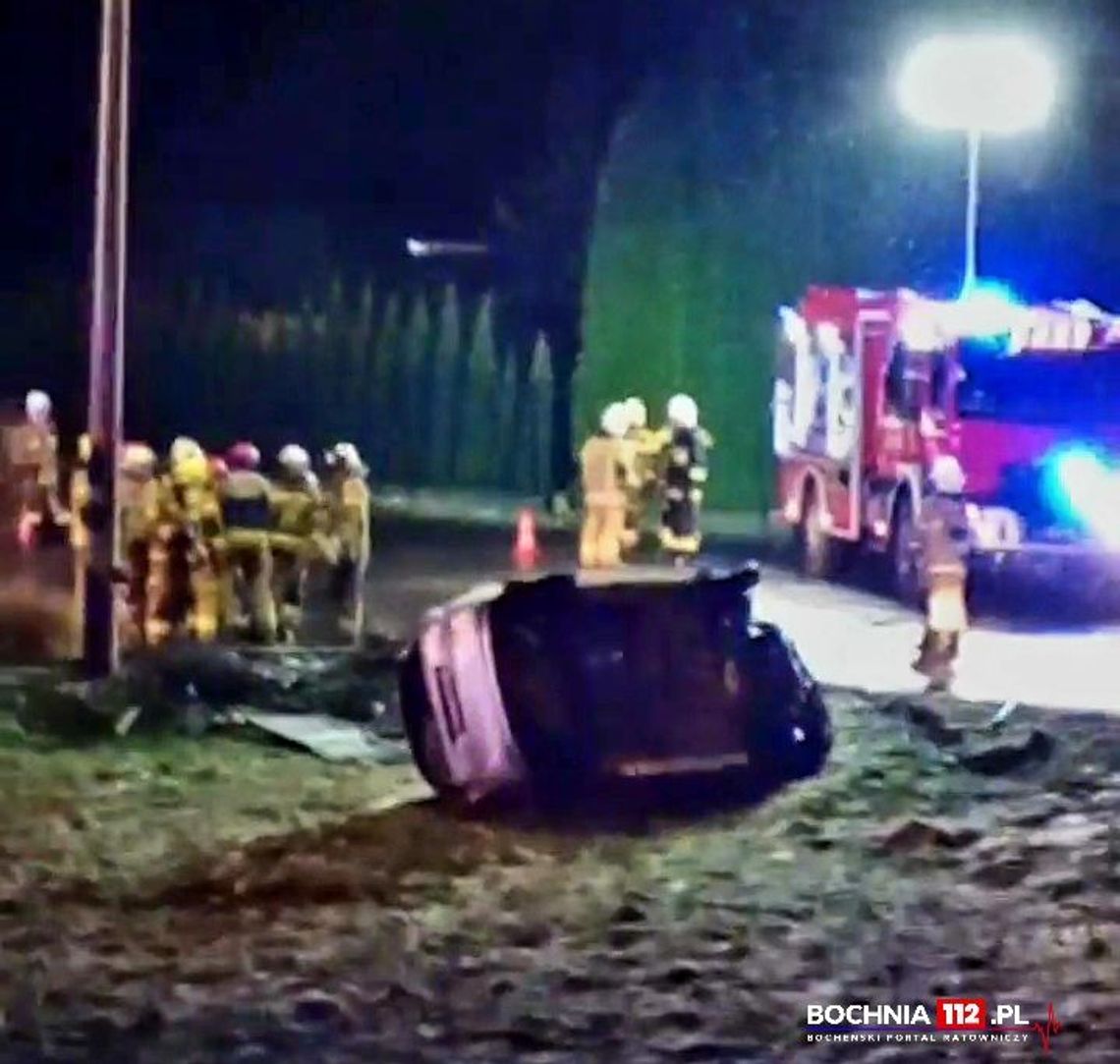 Wypadek na bocheńszczyźnie, jeden z pojazdów dachował. Wójt gminy Trzciana w szpitalu!