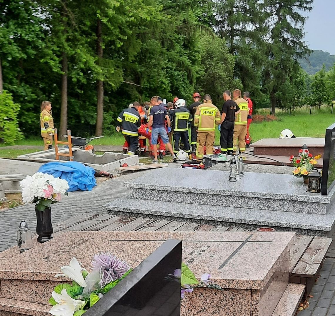 Wypadek na cmentarzu w Dobranowicach. Lądował śmigłowiec LPR