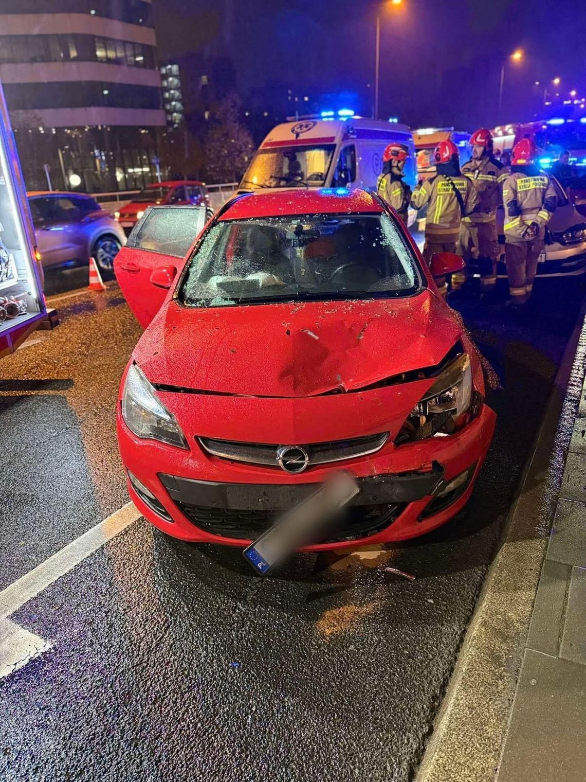 Wypadek na ważnym rondzie w Krakowie, są osoby poszkodowane