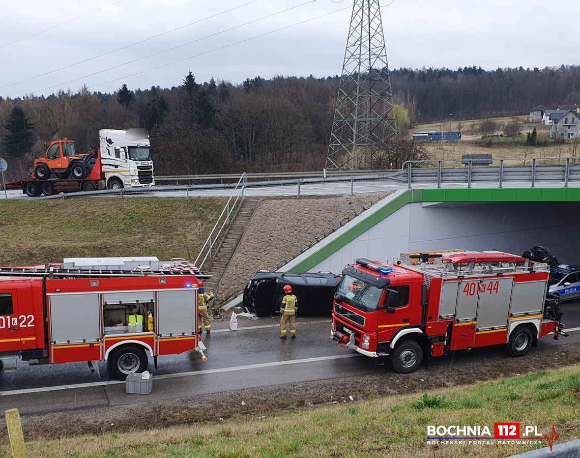 Wypadek w Bochni. Samochód potrącił kobietę i uderzył w wiadukt drogowy