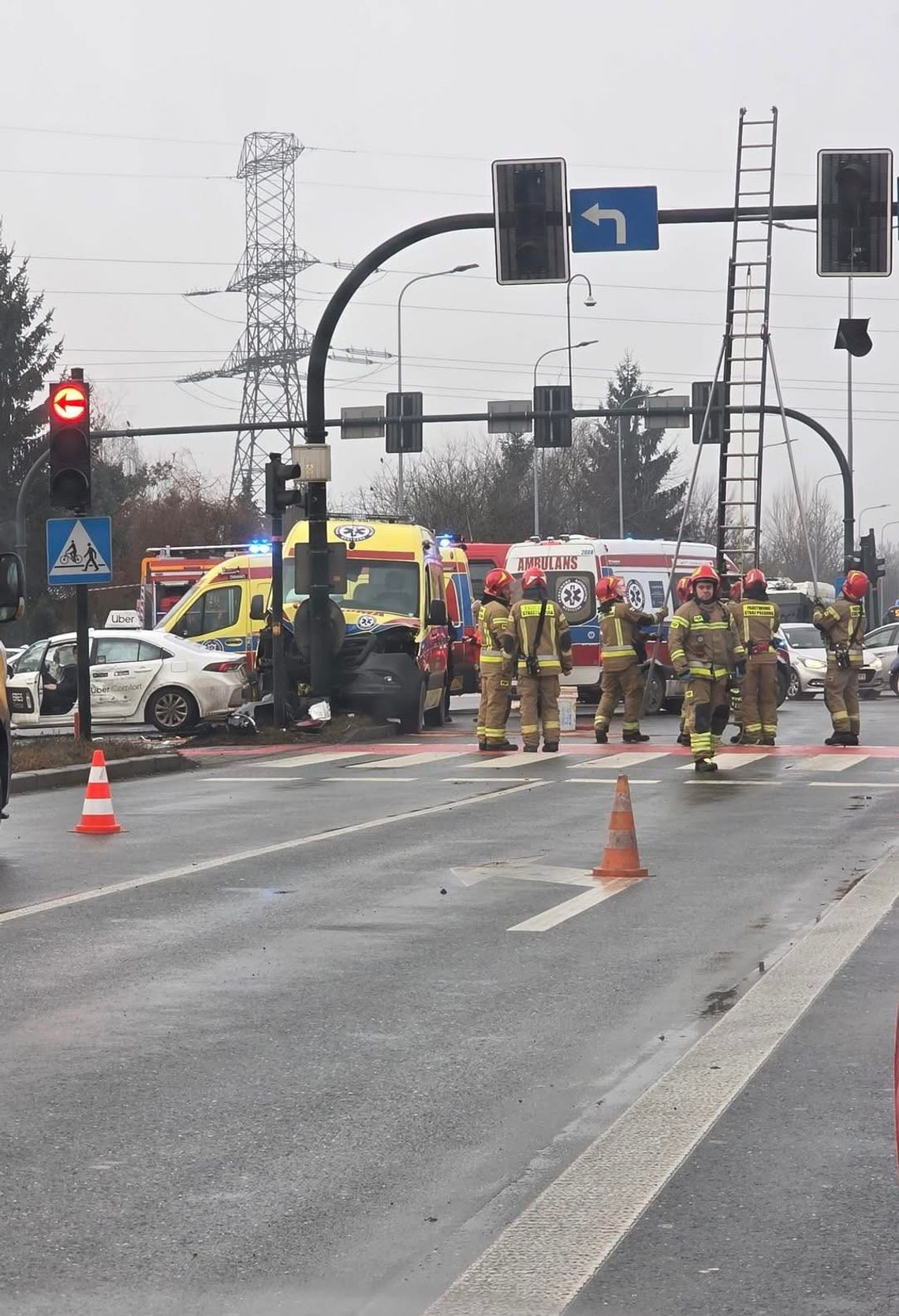 Wypadek w Krakowie z udziałem karetki pogotowia i samochodu osobowego