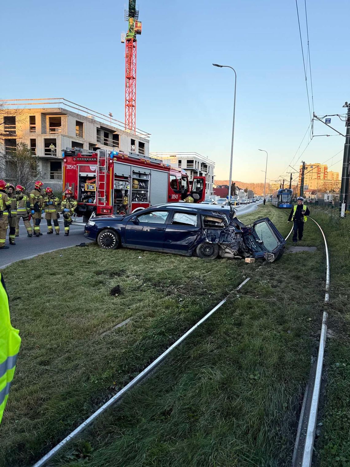 Wypadek w Krakowie. Zderzenie osobówki z tramwajem. Poszkodowana osoba w szpitalu Wypadek w Krakowie. Zderzenie osobówki z tramwajem. Poszkodowana osoba w szpitalu