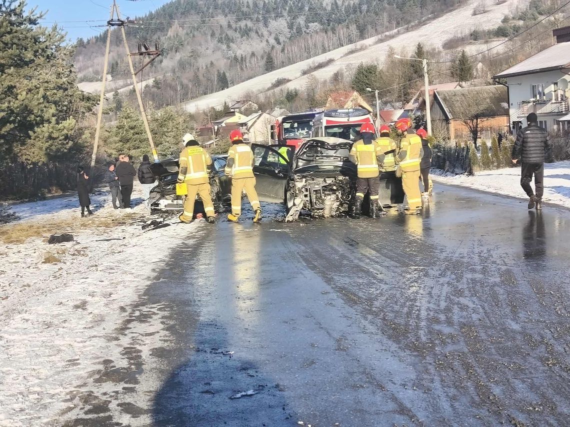Wypadek w powiecie nowosądeckim. Droga zablokowana. Jedna osoba poszkodowana