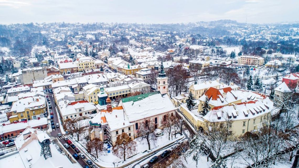 Zachwycająca Wieliczka z lotu ptaka w zimowej szacie