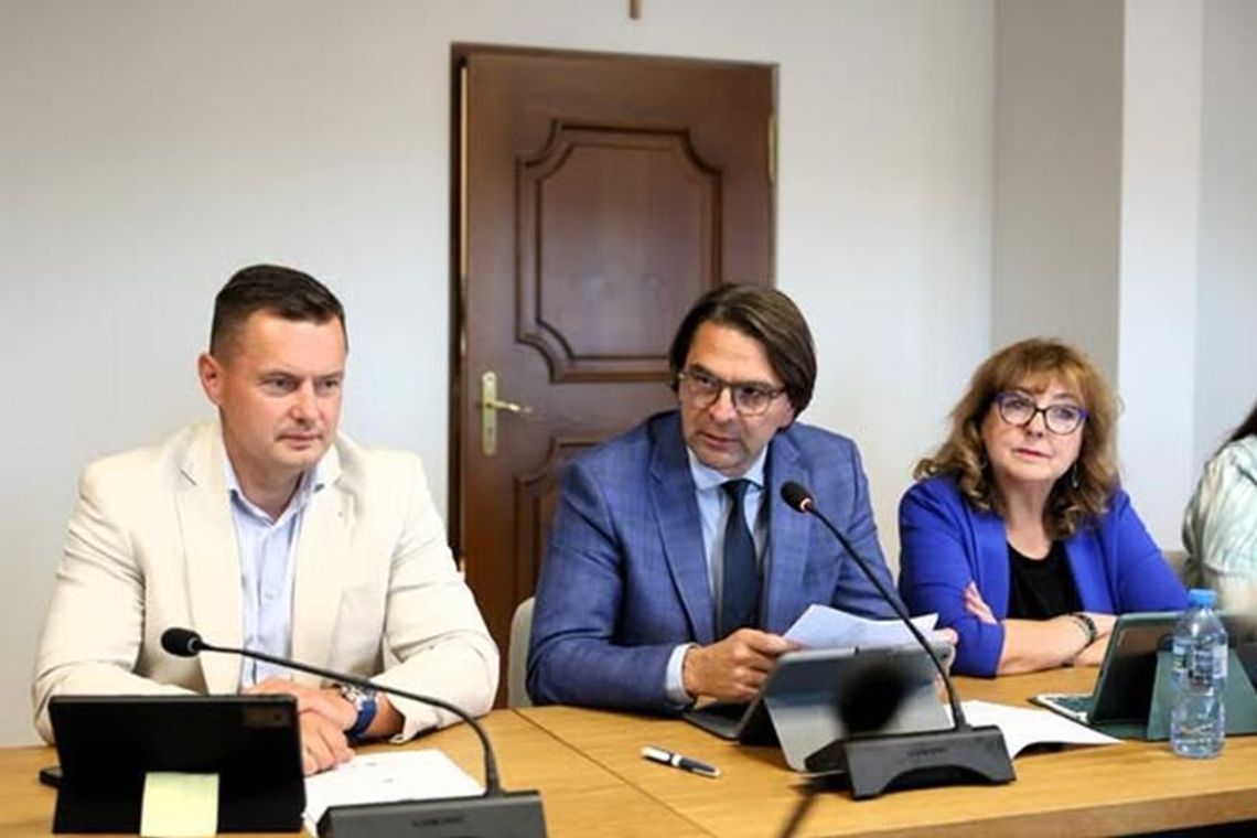 Zarząd Powiatu Wielickiego z wotum zaufania i absolutorium za 2025 rok. Samorząd podkreśla stabilne finanse i pierwszy wynik w Małopolsce