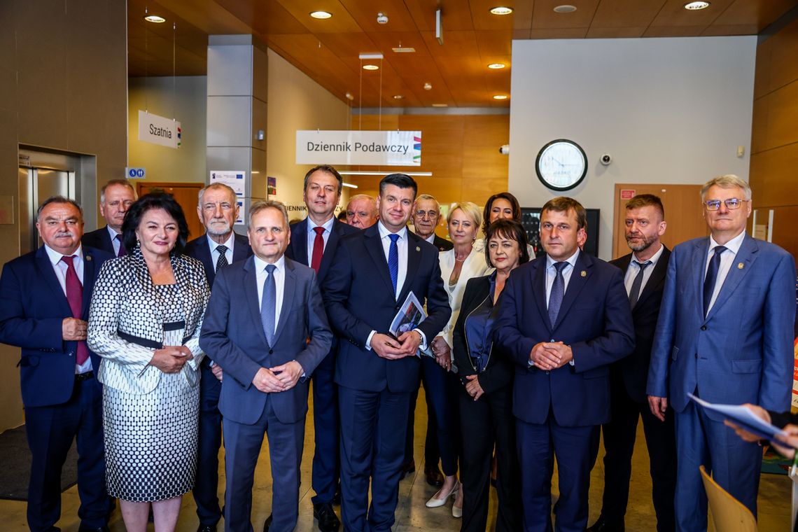 Zarząd województwa małopolskiego z wotum zaufania i absolutorium. Opozycja krytykowała, większość poparła Zarząd województwa małopolskiego z wotum zaufania i absolutorium. Opozycja krytykowała, większość poparła