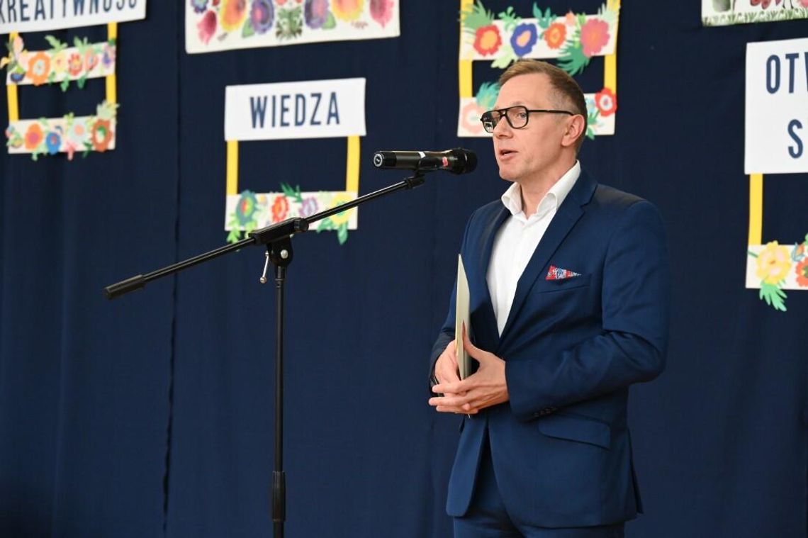 Zastępca Burmistrz nagrodził nauczycieli szkół podstawowych i miejskich przedszkoli