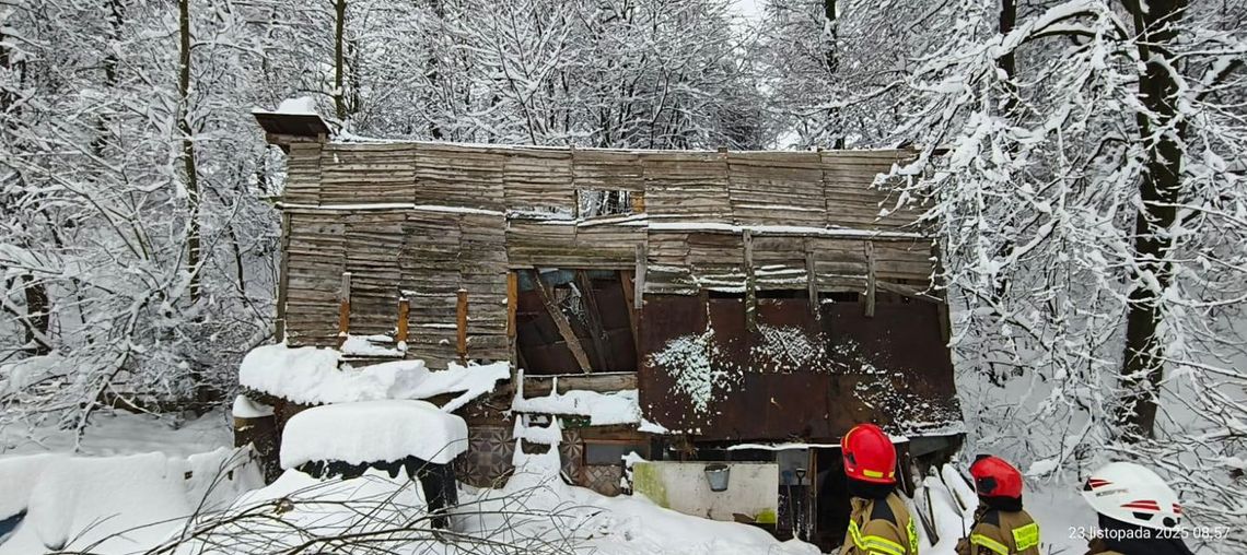 Zawalony budynek stodoły w Białej Wyżnej wewnątrz były zwierzęta. Pod śniegiem zawaliły się hale namiotowe w Małopolsce