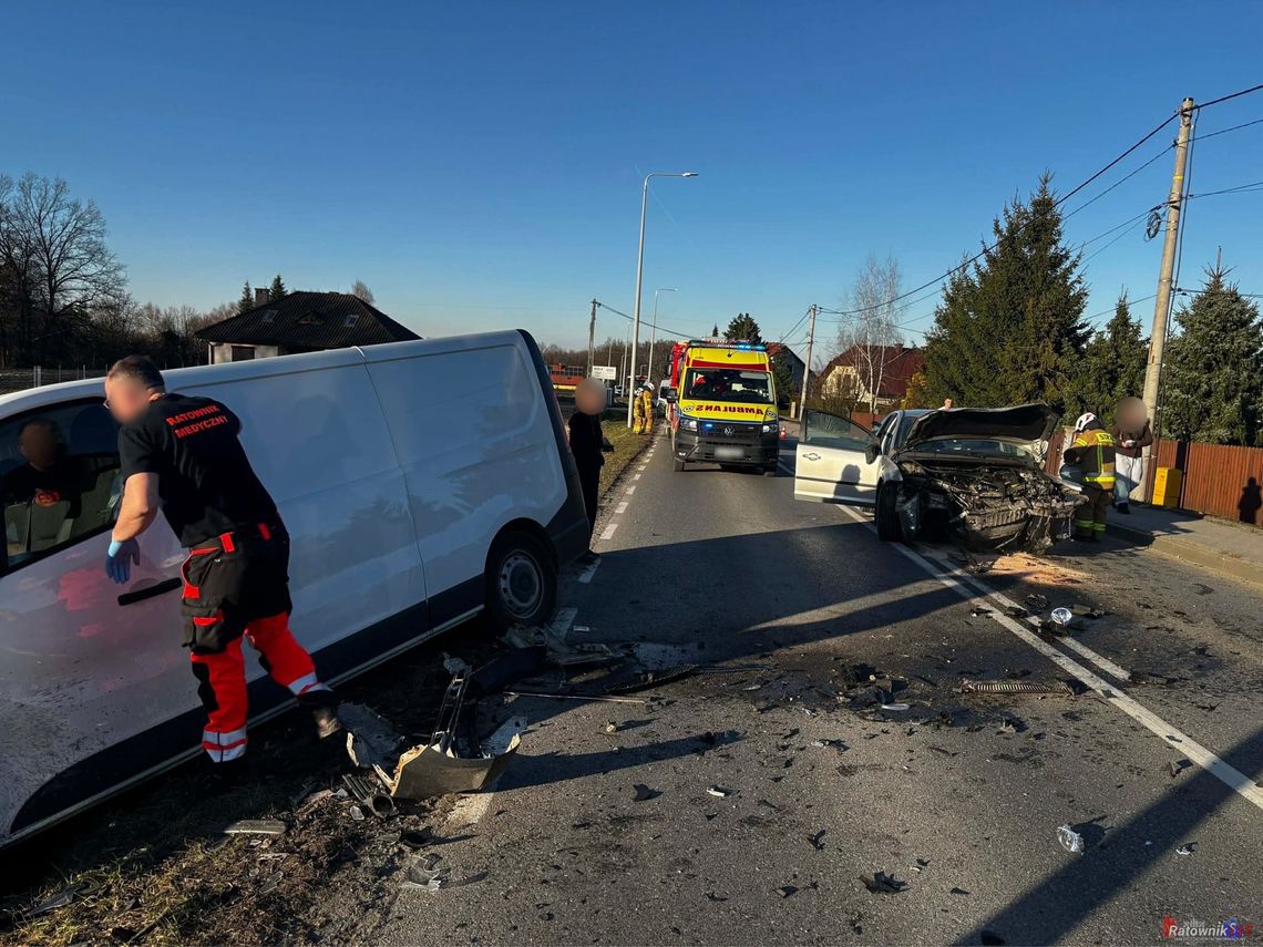 Zdarzenie drogowe na ul. Krakowskiej w Świątnikach Górnych – jedna osoba trafiła do szpitala