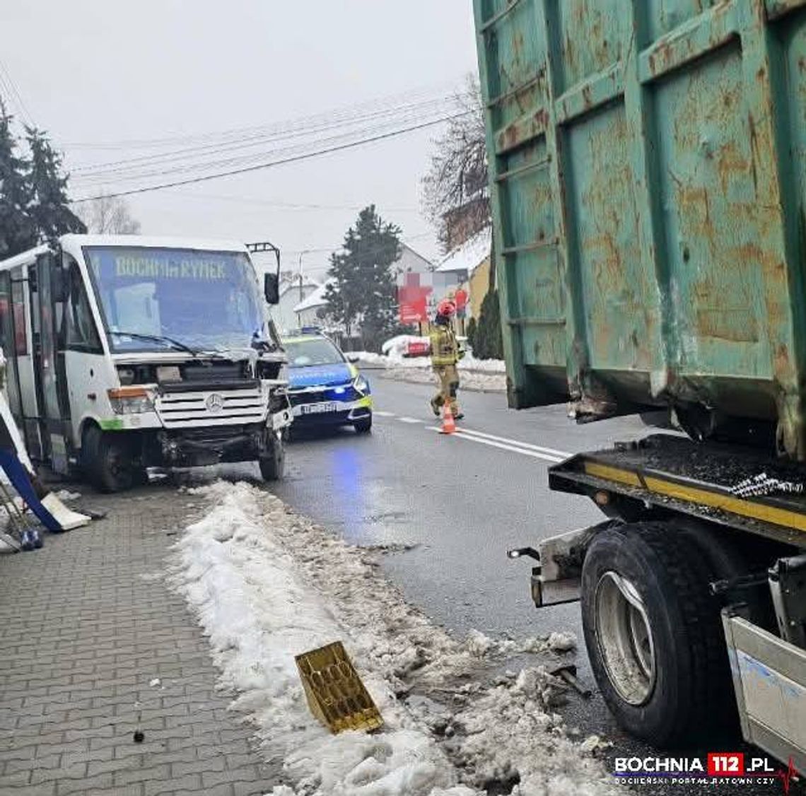 Zderzenie autobusu z samochodem ciężarowym w Bochni Zderzenie autobusu z samochodem ciężarowym w Bochni