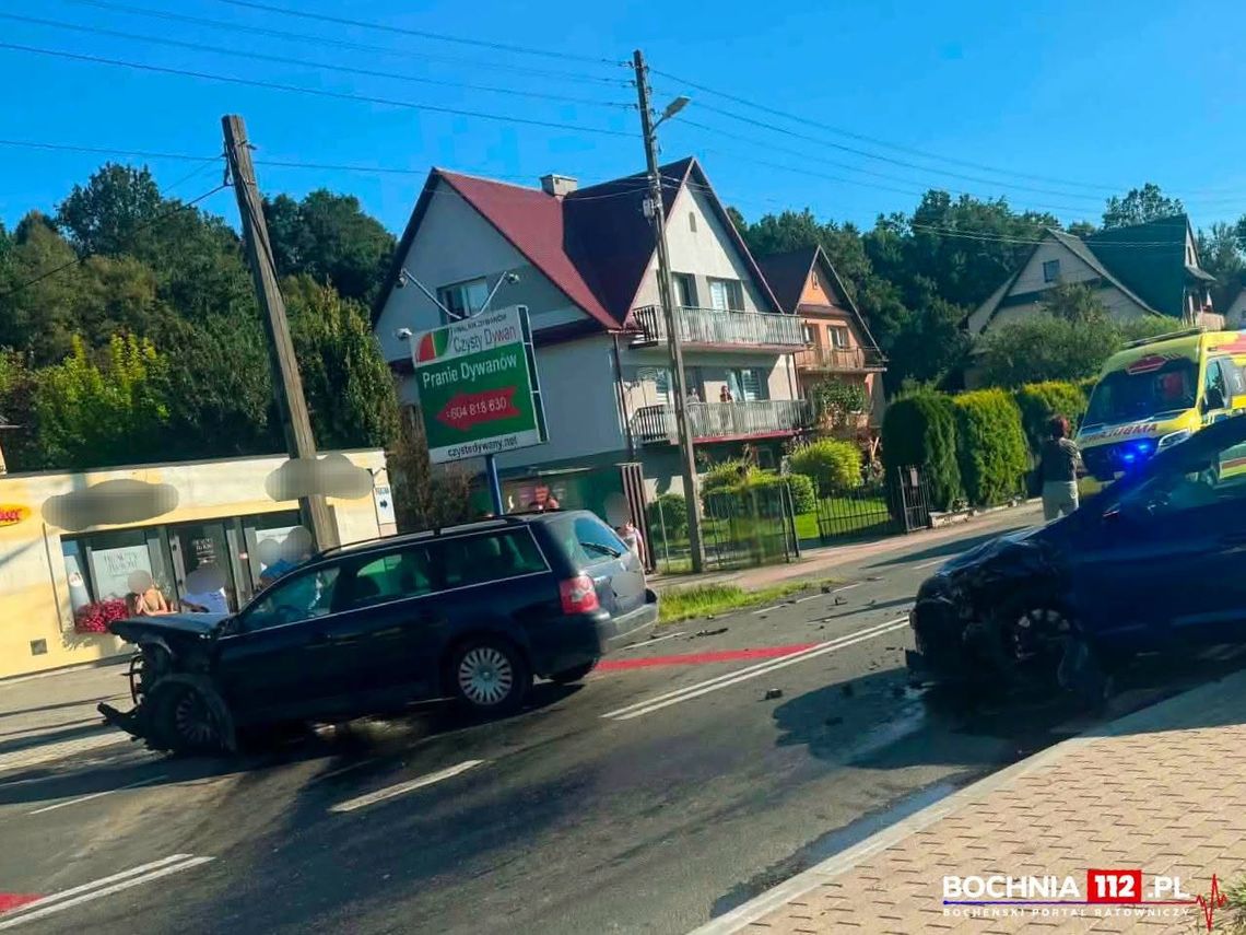 Zderzenie dwóch samochodów w Łąkcie Górnej. Dwie osoby poszkodowane, utrudnienia na DW 965 Zderzenie dwóch samochodów w Łąkcie Górnej. Dwie osoby poszkodowane, utrudnienia na DW 965